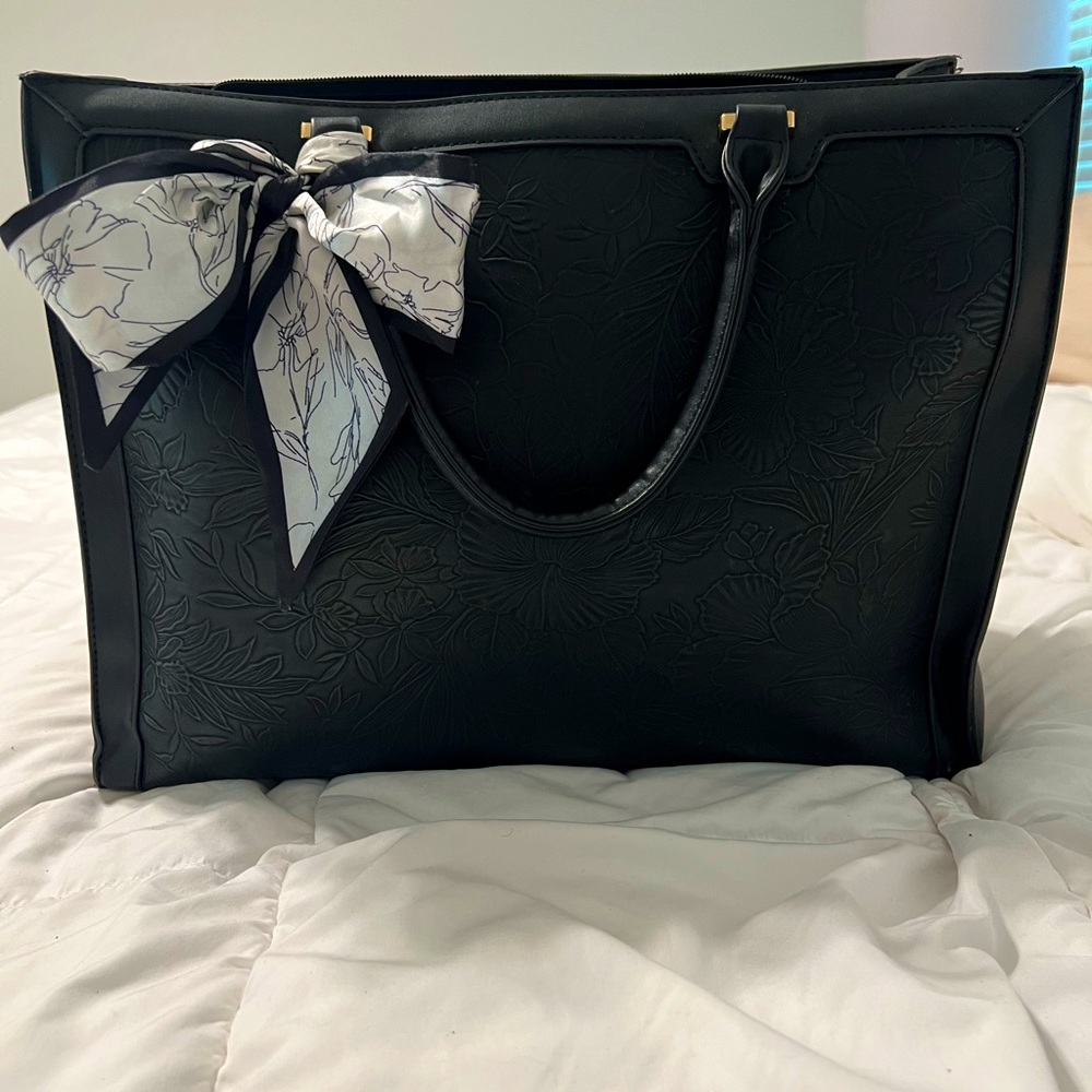(Open to offers) Gently used laptop tote bag. Can fit 15.6 laptop